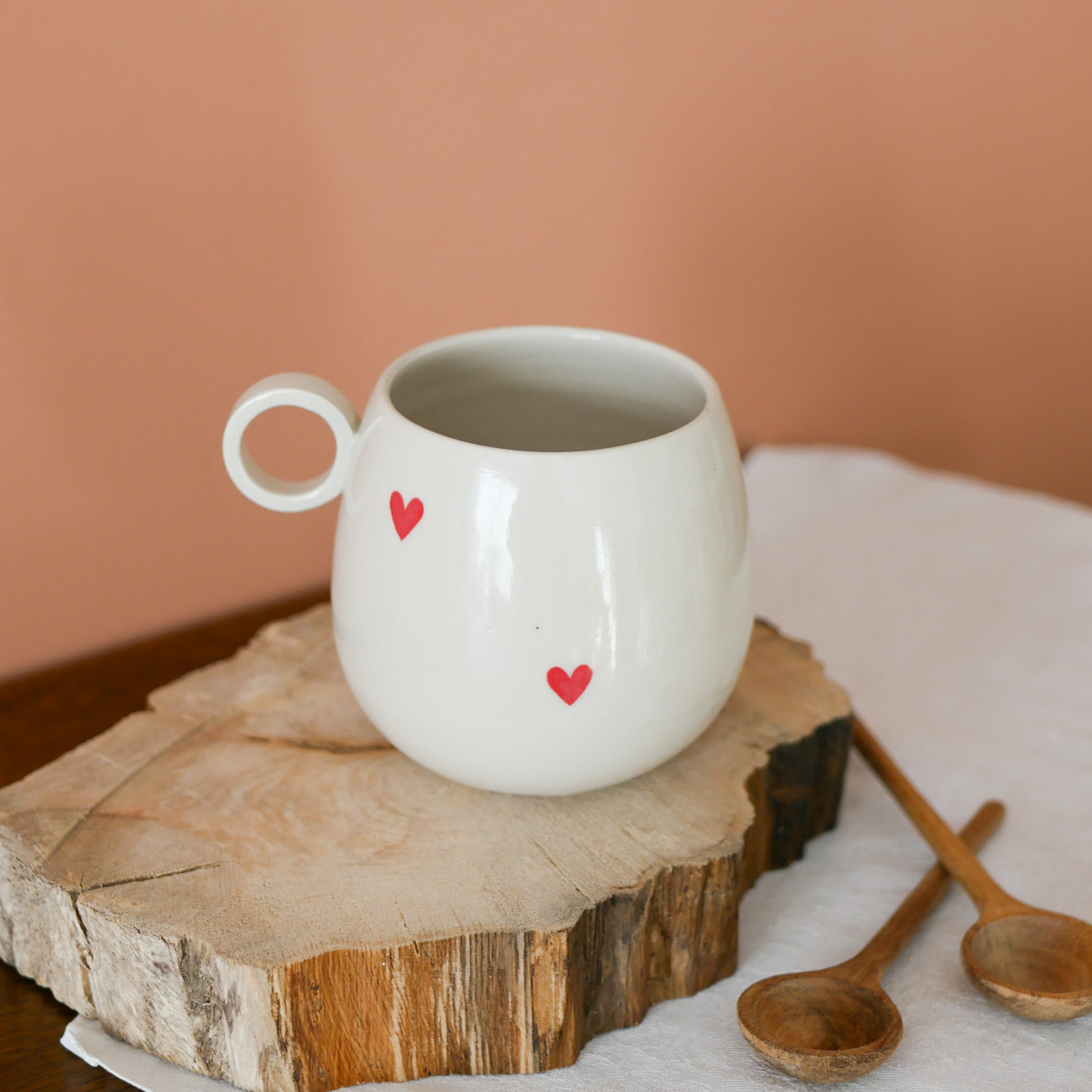 Tasse à café porcelaine et son petit plateau café gourmand coeur rouge